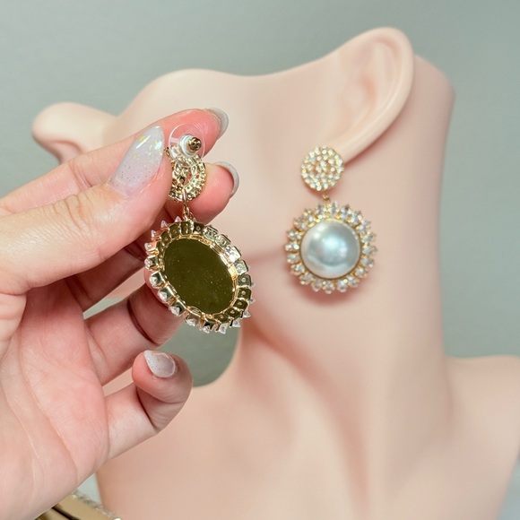 ⚜️ Elegant Gold and Silver Pearl Drop Earrings - Picture 5 of 7